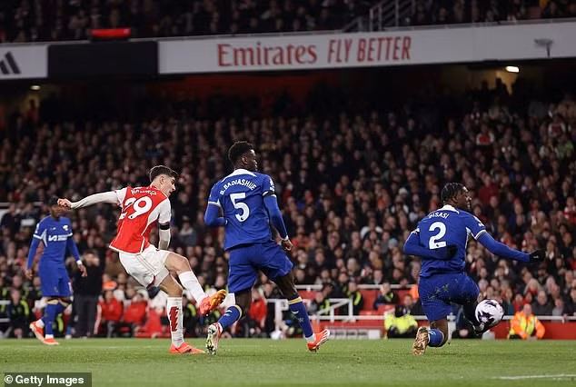 Kai Havertz lập cú đúp bàn thắng vào lưới đội bóng cũ ở các phút 57 và 64, qua đó đưa Arsenal dẫn trước 3-0 và 4-0. Arsenal thắng lịch sử trước Chelsea, bỏ xa Man City trên bảng xếp hạng