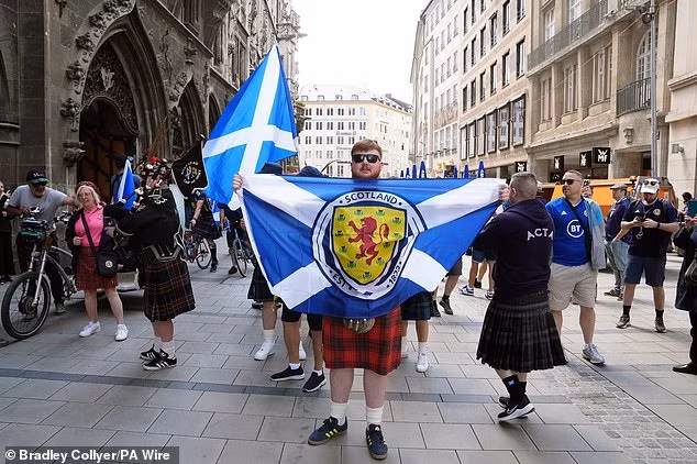 Cổ động viên Scotland ở trung tâm Munich. Hàng ngàn cổ động viên Scotland ‘đại náo’ Munich trước trận mở màn EURO 2024
