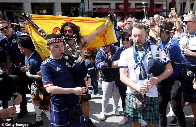 Những nghệ sĩ đường phố hoà mình trong dòng người hâm mộ Scotland. Hàng ngàn cổ động viên Scotland ‘đại náo’ Munich trước trận mở màn EURO 2024