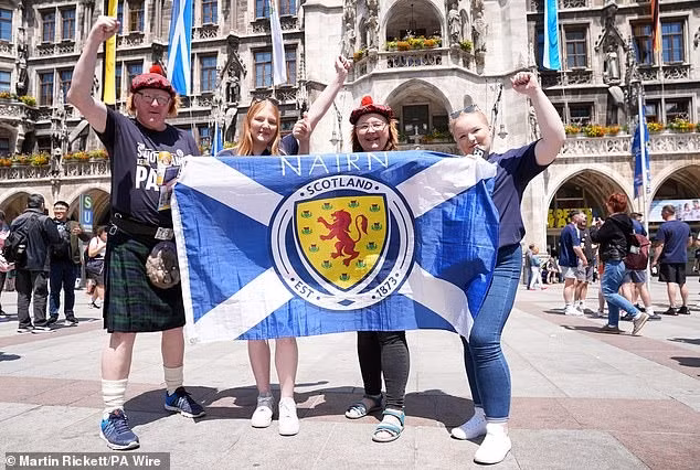 Cổ động viên Scotland tại xứ Bavaria. Hàng ngàn cổ động viên Scotland ‘đại náo’ Munich trước trận mở màn EURO 2024