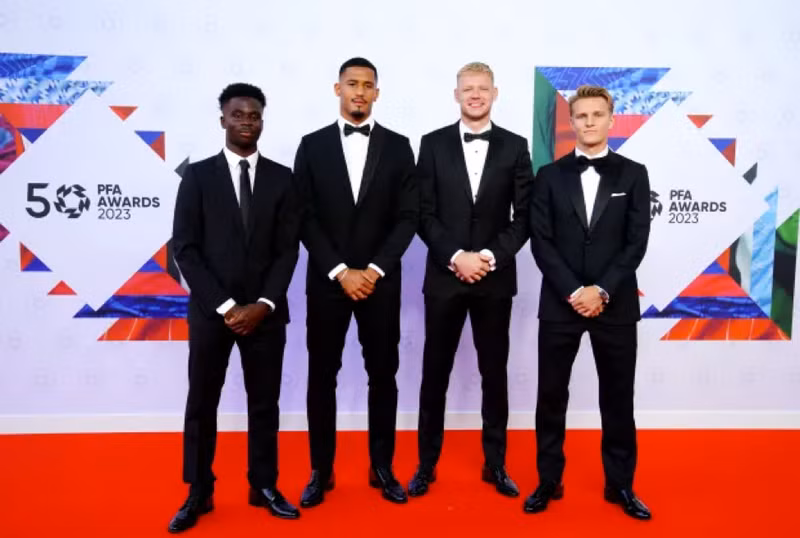 Saka bên cạnh những đồng đội tại Arsenal là William Saliba, Aaron Ramsdale và Martin Odegaard. Haaland nhận danh hiệu Cầu thủ xuất sắc nhất năm tại Anh