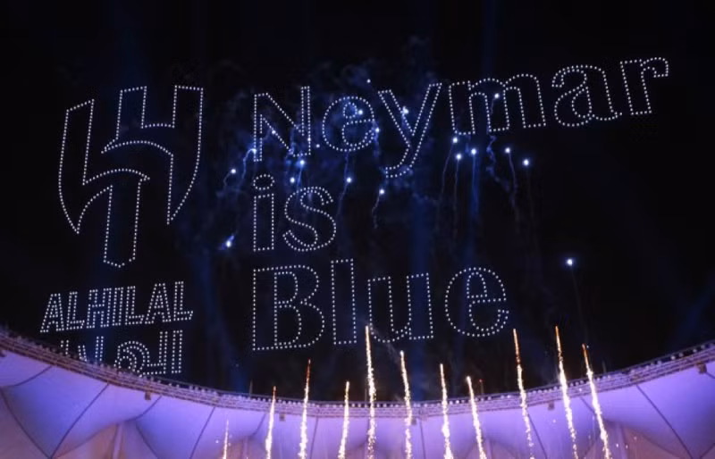 Đội bóng Ả Rập Xê-út sau đó cũng tổ chức lễ ra mắt hoành tráng với Neymar. Bên trong chuyên cơ đắt nhất thế giới chở Neymar tới Ả Rập Xê-út