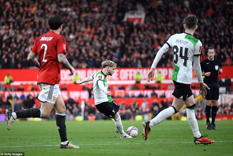 Hiệp phụ trận tứ kết vẫn diễn ra đầy kịch tính khi Harvey Elliott ghi bàn giúp Liverpool dẫn trước 3-2. Chùm ảnh: Man Utd thắng ngược Liverpool trong trận cầu kinh điển
