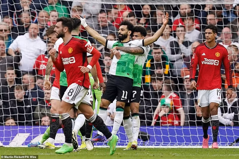 Tiếp đà hưng phấn, ‘Lữ đoàn đỏ’ nâng tỷ số lên 2-1 ở phút 45+2 nhờ công Mohamed Salah. Chùm ảnh: Man Utd thắng ngược Liverpool trong trận cầu kinh điển