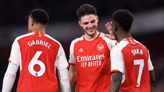 Arsenal cũng chỉ kém Man City và Liverpool lần lượt 1 và 2 điểm khiến cuộc đua tam mã ngày càng hấp dẫn ở Ngoại hạng Anh. Man City và Arsenal áp sát Liverpool vòng 26 Ngoại hạng Anh