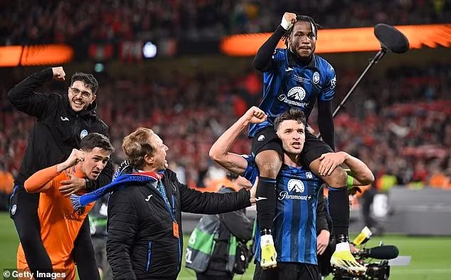 Ademola Lookman chính là người hùng của đại diện Italy khi ghi cả 3 bàn thắng giúp đội nhà lần đầu tiên sau 61 năm mới giành được 1 danh hiệu (không tính Serie C hay Serie B). Chùm ảnh: Chấm dứt mạch bất bại, Leverkusen thua thảm ở chung kết Europa League