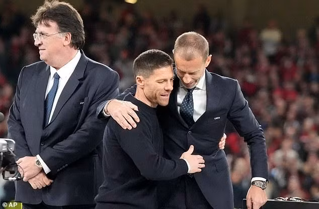 Xabi Alonso ôm chủ tịch UEFA Aleksander Ceferin khi nhận huy chương Á quân. Chùm ảnh: Chấm dứt mạch bất bại, Leverkusen thua thảm ở chung kết Europa League