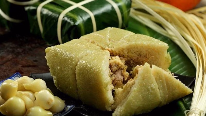 Chuyên gia khuyên mọi người nên ăn bánh chưng kèm dưa góp, hành muối để kích thích tiêu hóa, như vậy mỡ thừa sẽ không bị tích tụ. Mẹo ăn ngày Tết không lo tăng cân chị em nào cũng cần
