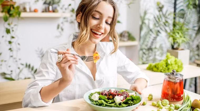Nếu bạn đang tìm cách ăn uống ngày Tết không tăng cân thì hãy ăn thật nhiều rau xanh, trái cây sẽ làm bạn giảm cảm giác thèm ăn. Mẹo ăn ngày Tết không lo tăng cân chị em nào cũng cần