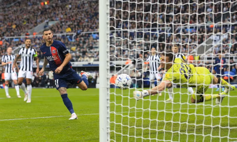 Lucas Hernandez phá lưới thủ môn Nick Pope của Newcastle, ghi bàn danh dự cho PSG ở phút 56. Chùm ảnh Newcastle gây ‘địa chấn’ tại Champions League