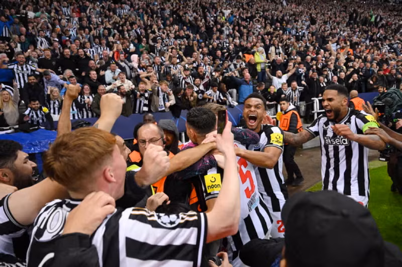 Chiến thắng lịch sử giúp Newcastle tạm dẫn đầu bảng F tử thần với 4 điểm sau 2 trận. PSG xếp thứ hai với 3 điểm, AC Milan xếp thứ ba với 2 điểm, còn Dortmund xếp cuối với 1 điểm. Chùm ảnh Newcastle gây ‘địa chấn’ tại Champions League