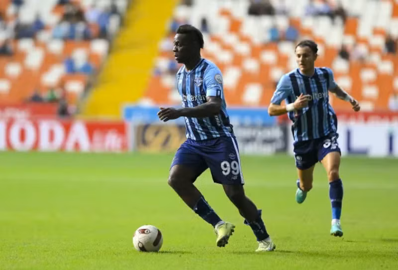 Tiền đạo 33 tuổi này từng chơi cho Man City, Liverpool, AC Milan … và hiện khoác áo Adana Demirspor của Thổ Nhĩ Kỳ. Balotelli cầm lái, siêu xe Audi Q8 biến dạng, văng bánh trước