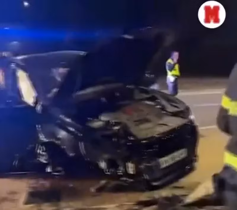 Chiếc Audi Q8 do ‘ngựa chứng’Balotelli cầm lái chuẩn bị được đội cứu hộ kéo đi. Balotelli cầm lái, siêu xe Audi Q8 biến dạng, văng bánh trước