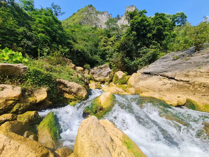 Thác Nặm Trá thuộc xã Cao Chương, huyện Trà Lĩnh, tỉnh Cao Bằng, cách trung tâm TP Cao Bằng khoảng 26km. Cận cảnh thác nước đẹp như tranh thủy mặc ở Cao Bằng