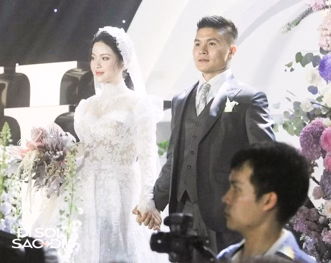 Cặp đôi rạng ngời trong ngày hạnh phúc nhất đời người. Quang Hải đón cô dâu Thanh Huyền bằng siêu xe 14 tỷ đồng