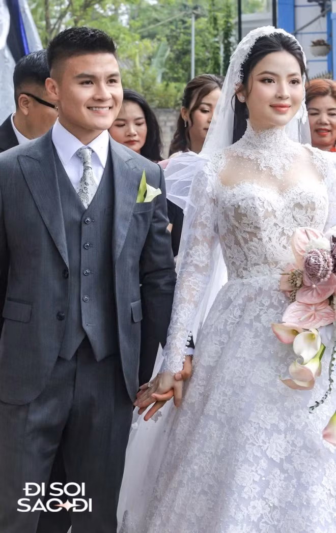 Chú rể Quang Hải trưa hôm nay (28/3) có mặt ở gia đình Chu Thanh Huyền để tổ chức lễ xin dâu và rước nàng về dinh ở Đông Anh. Quang Hải đón cô dâu Thanh Huyền bằng siêu xe 14 tỷ đồng