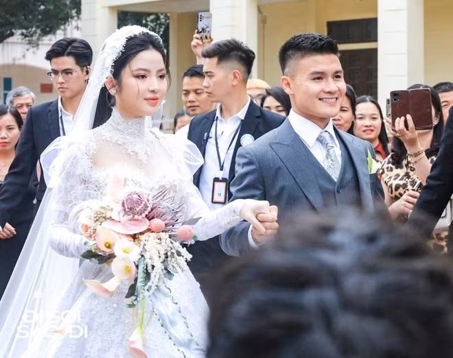 Nụ cười của Quang Hải khi đón được nàng về dinh. Quang Hải đón cô dâu Thanh Huyền bằng siêu xe 14 tỷ đồng