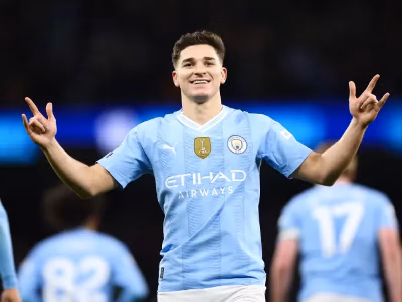 Julian Alvarez thi đấu nổi bật khi Man City đối đầu Burnley trong dịp sinh nhật lần thứ 24 của anh. Kết quả Ngoại hạng Anh: Man City đòi lại vị trí nhì bảng từ Arsenal