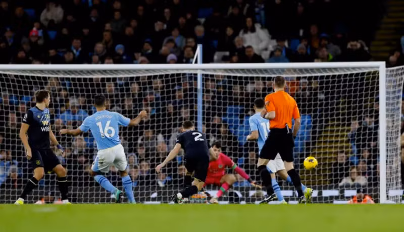 Bàn thắng của cầu thủ người Tây Ban Nha không khác gì pha lập công anh đã giúp Man City vô địch Champions League. Kết quả Ngoại hạng Anh: Man City đòi lại vị trí nhì bảng từ Arsenal