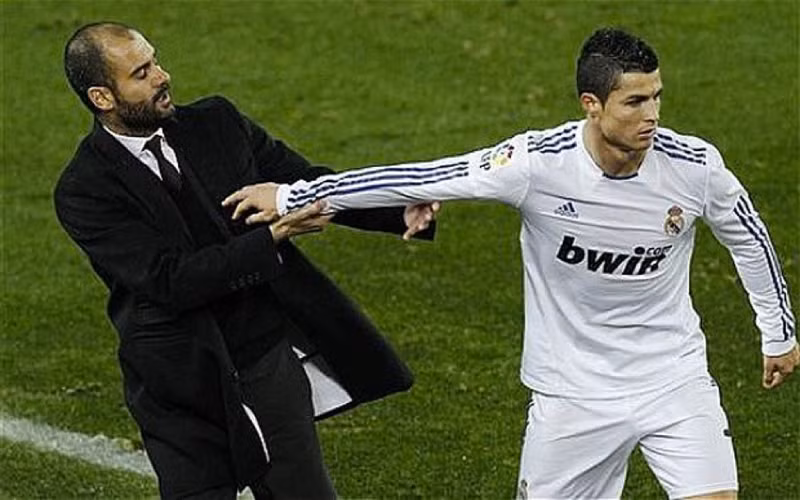 Real Madrid: Đội bóng Hoàng gia Tây Ban Nha từng 5 lần khiến HLV Pep phải ôm hận. Tuy nhiên. Sau 23 lần đối đầu với Real Madrid, ông thắng 13 và hoà 5 trận. HLV Man City bại trận trước đội bóng nào nhiều nhất?