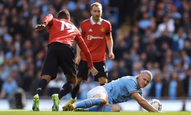 Man Utd: ‘Quỷ đỏ’ cũng 7 trận khiến đoàn quân của Pep Guardiola phải ôm hận. Tuy nhiên, Guardiola vẫn duy trì thành tích vượt trội trước gã hàng xóm với 14 trận thắng. HLV Man City bại trận trước đội bóng nào nhiều nhất?