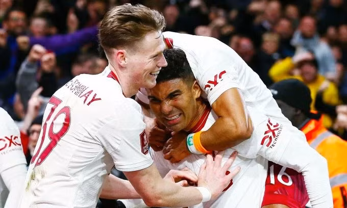 Các cầu thủ ‘Quỷ đỏ’ chia vui sau khi trọng tài công nhận bàn thắng của Casemiro. Bàn thắng giúp Man Utd níu kéo cơ hội không sớm rơi vào cảnh trắng tay mùa này. Man Utd ‘ăn may’ trước Nottingham Forest ở Cup FA