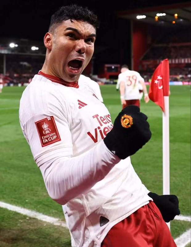 Casemiro ăn mừng cuồng nhiệt sau pha lập công giúp Man Utd vào tứ kết FA Cup. Man Utd ‘ăn may’ trước Nottingham Forest ở Cup FA