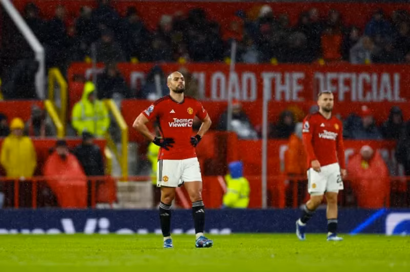 ‘Quỷ đỏ’ trở lại mặt đất chỉ vài ngày chơi tốt và thắng Chelsea 2-1 tại vòng 15 Ngoại hạng Anh. Man Utd thảm bại ‘không thể bào chữa’ ngay tại Old Trafford