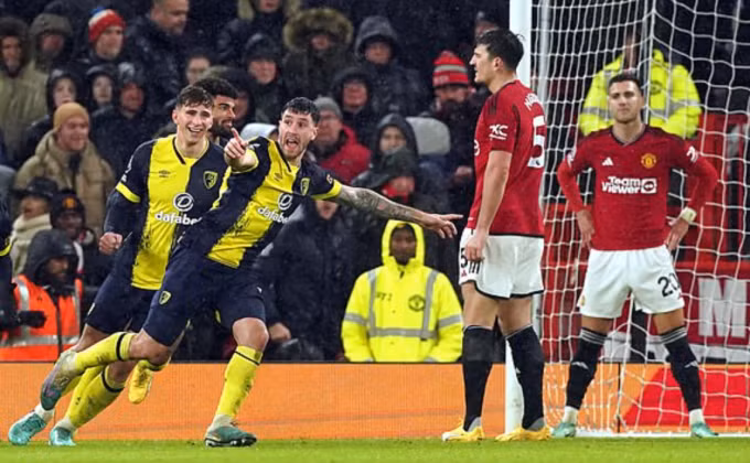 Đả bại Man Utd 3-0 giúp Bournemouth viết lại lịch sử. Họ trước đây chưa bao giờ thắng ở Old Trafford và chỉ dẫn trước ‘Quỷ đỏ’ ở nơi đây một lần duy nhất. Man Utd thảm bại ‘không thể bào chữa’ ngay tại Old Trafford