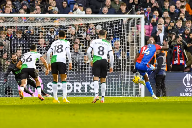Liverpool lên đỉnh bảng Ngoại hạng Anh sau trận thắng tranh cãi