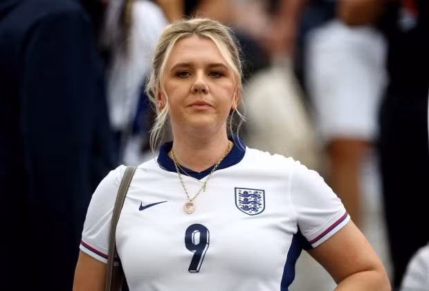 Katie Goodland được nhìn thấy mặc áo số 9 của ông xã Harry Kane ở đội tuyển Anh. Các nàng WAGs tuyển Anh rạng rỡ trên khán đài trận gặp Đan Mạch