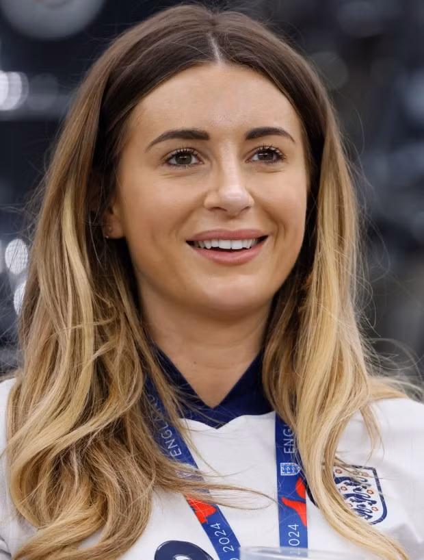Nàng WAG nổi tiếng Dani Dyer mặc áo tuyển Anh trên khán đài cổ vũ cho Jarrod Bowen và Tam Sư thi đấu. Các nàng WAGs tuyển Anh rạng rỡ trên khán đài trận gặp Đan Mạch