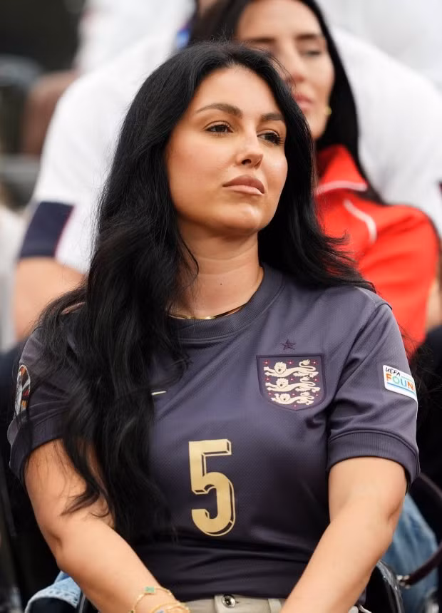 Olivia Naylor trên khán đài cổ vũ cho John Stones và đội tuyển Anh. Các nàng WAGs tuyển Anh rạng rỡ trên khán đài trận gặp Đan Mạch