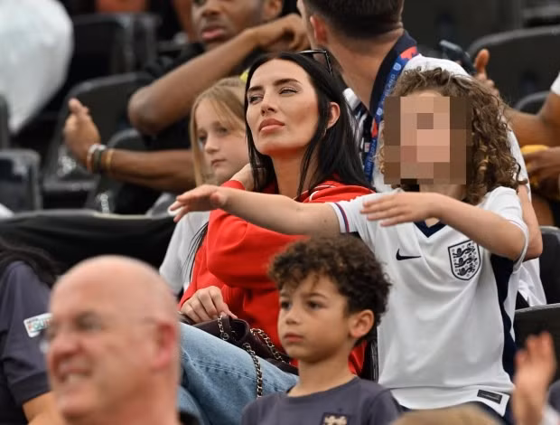 Annie Kilner, vợ của Kyle Walker, cũng được phát hiện có mặt trên khán đài. Các nàng WAGs tuyển Anh rạng rỡ trên khán đài trận gặp Đan Mạch