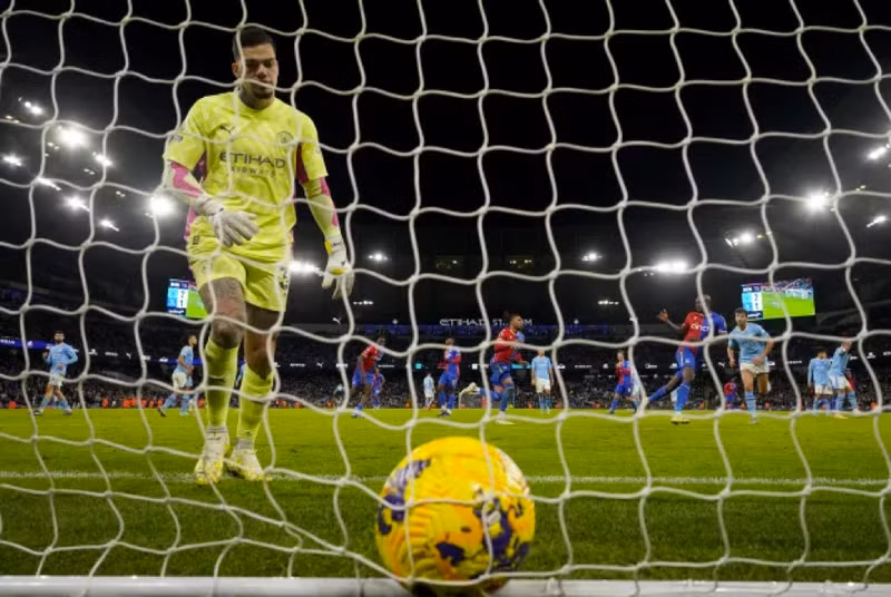 Kịch bản không tưởng xảy ra ở những phút bù giờ khi trọng tài cho Crystal Palace được hưởng 11m. Man City bị ‘nhược tiểu’ cầm hoà theo kịch bản … ‘không tưởng’