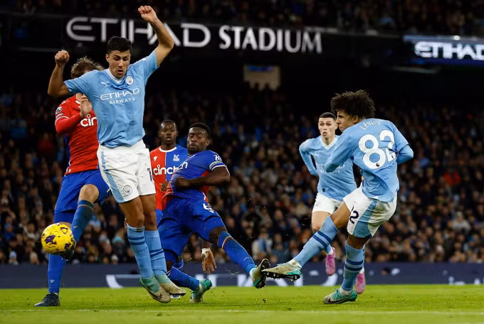 Rico Lewis vô-lê cận thành khi nâng tỷ số lên 2-0 cho Man City ở phút 54. Man City bị ‘nhược tiểu’ cầm hoà theo kịch bản … ‘không tưởng’
