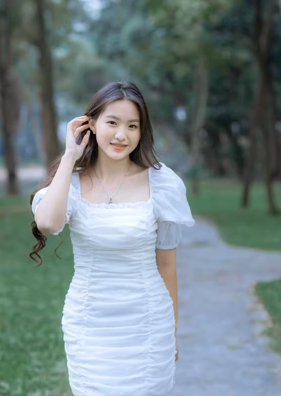 Con gái hoa khôi bóng chuyền sở hữu ngoại hình xinh xắn, trong trẻo, làn da trắng không tì vết. Con gái hoa khôi bóng chuyền Kim Huệ xinh đẹp rực rỡ ở tuổi 16