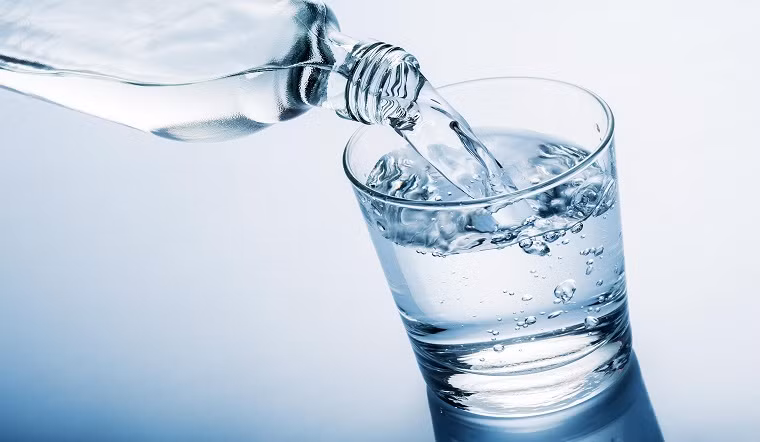 Cách giải rượu đơn giản nhất chính là uống nước lọc bởi cách này sẽ làm tăng quá trình đào thải rượu bia ra bên ngoài. Những cách giải rượu hữu hiệu nhất dịp Tết ai cũng cần