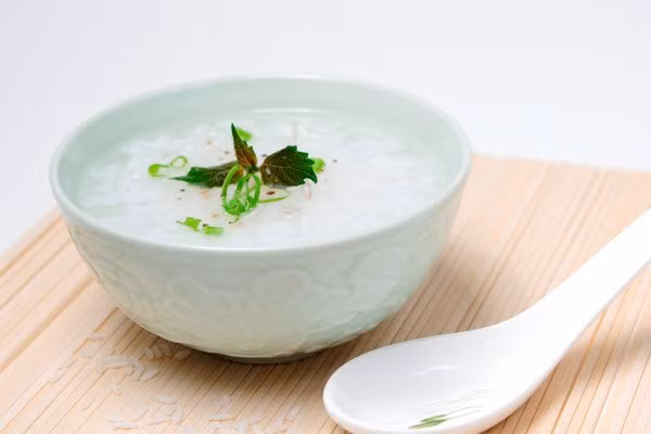 Một bát cháo trắng loãng nóng sẽ giúp người say tỉnh táo nhanh hơn. Những cách giải rượu hữu hiệu nhất dịp Tết ai cũng cần