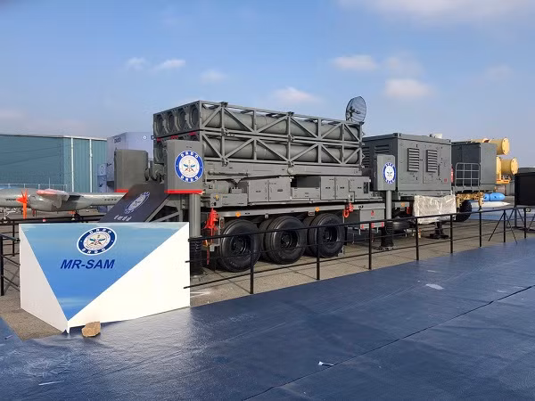 Có vẻ như Armenia đang tìm kiếm các hệ thống tương đương hiện đại và hiệu quả hơn với các hệ thống tên lửa đất đối không hiện đang được quân đội nước này sử dụng. Và Yerevan được cho là đang đặc biệt quan tâm đến hệ thống tên lửa đất đối không Barak 8, một dự án hợp tác giữa Ấn Độ và Israel, còn được gọi là MR-SAM. Biết gì về hệ thống phòng thủ MR-SAM của Ấn Độ-Israel?