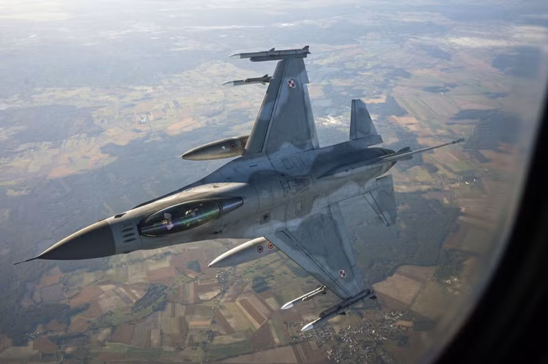 F-16 Block 70/72 tích hợp một số hệ thống từ chiến đấu cơ tàng hình F-35 thế hệ thứ 5, như bộ tác chiến điện tử (EW) tiên tiến, bao gồm máy thu cảnh báo radar, khả năng gây nhiễu và hệ thống biện pháp đối phó. Những cải tiến này cải thiện khả năng sống sót của máy bay trong môi trường xung đột. Thổ Nhĩ Kỳ ký thỏa thuận F-16 trị giá 23 tỷ USD