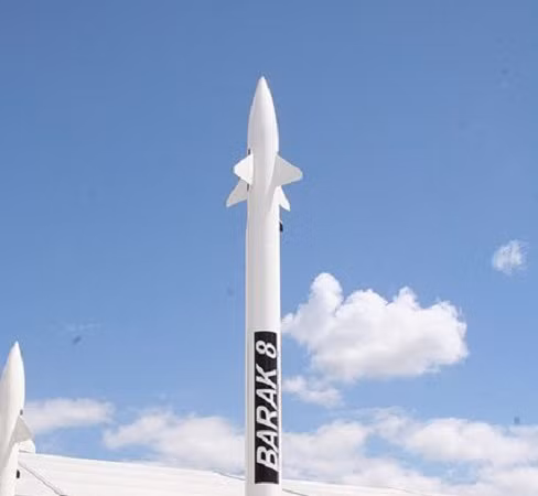 Tên lửa Barak 8 dài 4,5 mét, đường kính 0,225 mét. Barak 8 có khối lượng 275 kg, khiến nó trở thành một tên lửa tương đối nhẹ có khả năng triển khai trên nhiều nền tảng khác nhau, bao gồm tàu hải quân, bệ phóng trên bộ. Tên lửa Barak 8 được trang bị một đầu dò radar chủ động, cho phép nó theo dõi và tấn công mục tiêu với độ chính xác cao. Biết gì về hệ thống phòng thủ MR-SAM của Ấn Độ-Israel?