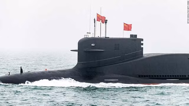 Kho vũ khí của Trung Quốc hiện được cho là đã tăng lên khoảng 500 đầu đạn, tăng từ mức 410 vào năm 2022. Trong khi con số này vẫn kém xa các gã khổng lồ hạt nhân là Mỹ và Nga, Bắc Kinh đang tăng tốc nỗ lực một cách nhanh chóng, nỗ lực thu hẹp khoảng cách và chuyển đổi tham vọng địa chính trị thành sức mạnh quân sự khủng khiếp. Hiện có bao nhiêu đầu đạn hạt nhân toàn cầu sẵn sàng phóng?