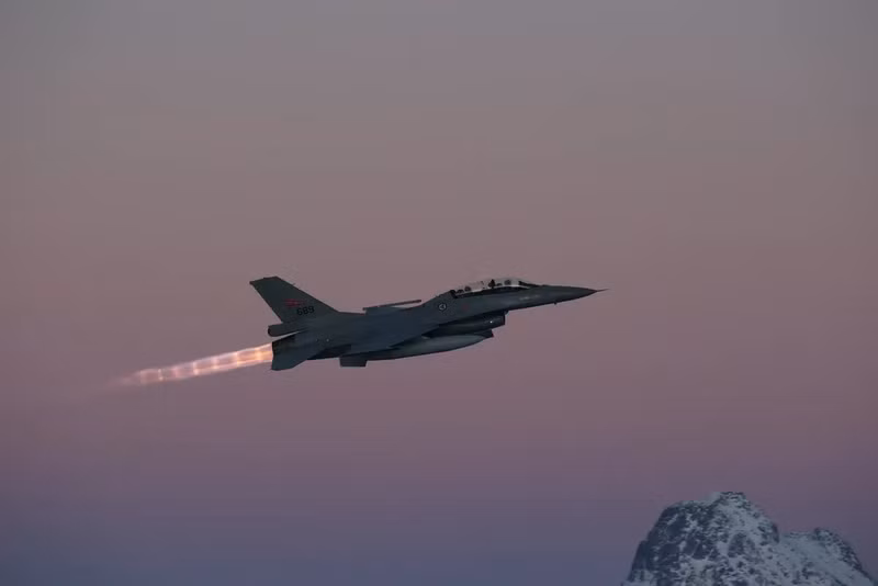 Chủ tịch Ủy ban Quốc phòng Duma Quốc gia Nga, Andrey Kartapolov, cảnh báo, bất kỳ chiếc F-16 nào của Kiev được đặt tại căn cứ bên ngoài lãnh thổ Ukraine và được sử dụng trong các hoạt động chiến đấu chống lại Nga thì sẽ trở thành mục tiêu hợp pháp của quân đội Nga. Nhận định khu vực đầu tiên chiến đấu cơ F-16 tấn công