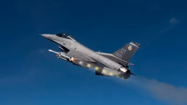 Mỹ đang trì hoãn việc đào tạo phi công Ukraine trên máy bay F-16 và kỹ năng hiện tại của họ chưa tối ưu. Ngoài ra, việc bảo trì những chiếc máy bay này đòi hỏi một phi hành đoàn được đào tạo bài bản và các chuyên gia có trình độ. Nhận định khu vực đầu tiên chiến đấu cơ F-16 tấn công
