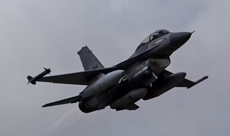 Một số chuyên gia đã chỉ rõ, việc triển khai F-16 sẽ không tránh khỏi những thách thức. Họ cũng lưu ý rằng, các lực lượng NATO thường hộ tống F-16 cùng nhiều loại máy bay khác, chẳng hạn như những chiếc F-35 mới hơn. Nhận định khu vực đầu tiên chiến đấu cơ F-16 tấn công