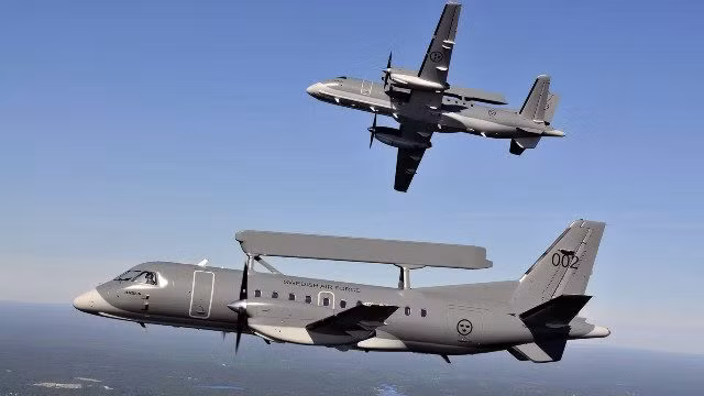 Rất may cho Ukraine là Thụy Điển đã quyết định cung cấp cho Ukraine hai máy bay giám sát Saab. Điều này sẽ cung cấp khả năng “giám sát trên không” cần thiết, nâng cao hiệu quả tổng thể của F-16. Khi được hỏi về loại tên lửa cụ thể mà các máy bay F-16 sẽ mang theo, ông từ chối nêu rõ nhưng đảm bảo sẽ có sẵn “nhiều loại vũ khí”. Nhận định khu vực đầu tiên chiến đấu cơ F-16 tấn công