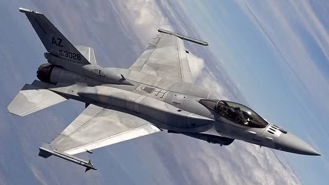 F-16 Block 70/72 có chiều dài khoảng 15,03 m, sải cánh 9,96 m, cao 5,09 m. Máy bay có trọng lượng cất cánh tối đa khoảng 21.772 kg, cho phép nó mang theo một lượng lớn vũ khí và nhiên liệu. Thổ Nhĩ Kỳ ký thỏa thuận F-16 trị giá 23 tỷ USD
