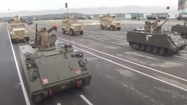 Cơ chế an toàn và không an toàn là cần thiết để ngăn ngừa tai nạn và đảm bảo UGV có thể hoạt động đáng tin cậy. Điều này bao gồm các chức năng dừng khẩn cấp, hệ thống điều khiển dự phòng và hệ thống theo dõi sức khỏe có thể phát hiện và ứng phó với các lỗi hệ thống.<br/> Cuối cùng, việc tích hợp giao diện người dùng cho người vận hành từ xa là cần thiết. Giao diện này thường bao gồm bảng điều khiển có cần điều khiển, màn hình cảm ứng và màn hình cung cấp nguồn cấp dữ liệu video và dữ liệu cảm biến theo thời gian thực, cho phép người vận hành kiểm soát và giám sát UGV một cách hiệu quả. Xuất hiện xe APC M113 không người lái ở Rafah