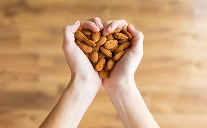 Hạnh nhân là một loại thực phẩm tốt cho tim mạch do có chứa vitamin E, chất xơ và protein. Thực phẩm dễ mua cần bổ sung, giúp trái tim khoẻ mạnh ngày nắng nóng